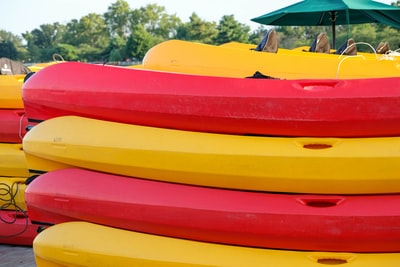 黄色红色和蓝色kayak
